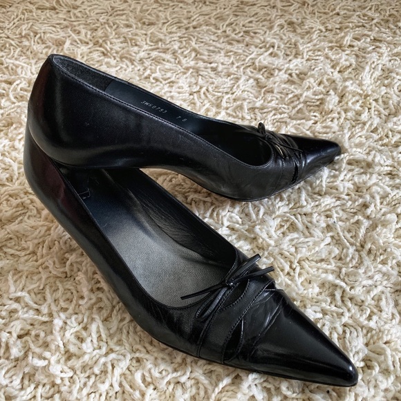 Stuart Weitzman Shoes - Stuart Weitzman Pointed toe, kitten heels
